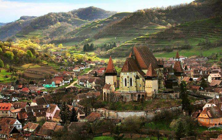 Locul din România unde găsești „Închisoarea îndrăgostiților”. Ce semnificație are biserica și ce legendă ascunde / FOTO