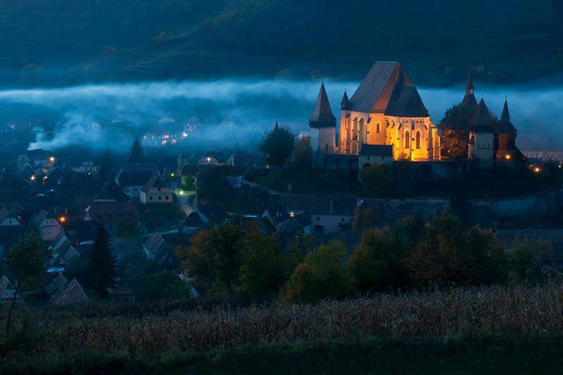 Locul din România unde găsești „Închisoarea îndrăgostiților”. Ce semnificație are biserica și ce legendă ascunde / FOTO