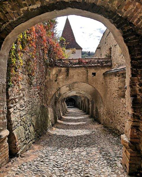 Locul din România unde găsești „Închisoarea îndrăgostiților”. Ce semnificație are biserica și ce legendă ascunde / FOTO