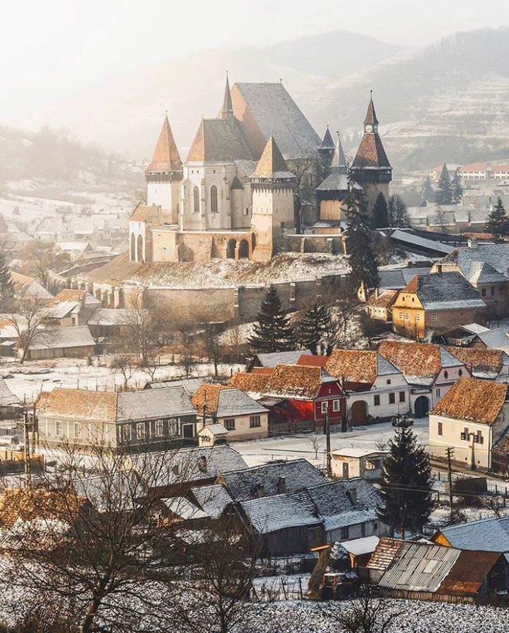 Locul din România unde găsești „Închisoarea îndrăgostiților”. Ce semnificație are biserica și ce legendă ascunde / FOTO