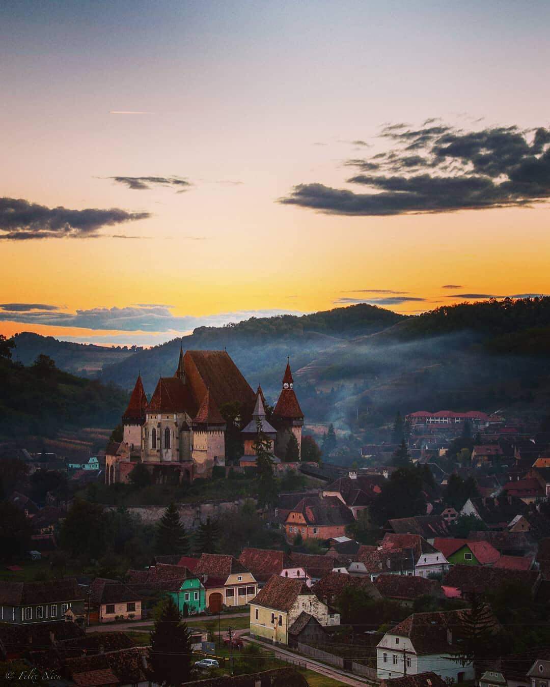 Locul din România unde găsești „Închisoarea îndrăgostiților”. Ce semnificație are biserica și ce legendă ascunde / FOTO