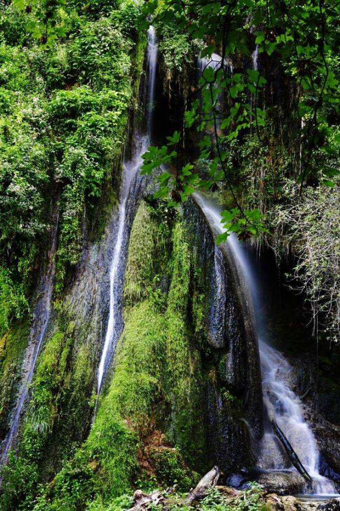 Locul din România care are o cascadă ce nu îngheață niciodată. Are o poveste impresionantă. Tu ai știut de el? / FOTO