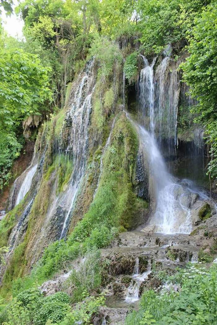 Locul din România care are o cascadă ce nu îngheață niciodată. Are o poveste impresionantă. Tu ai știut de el? / FOTO