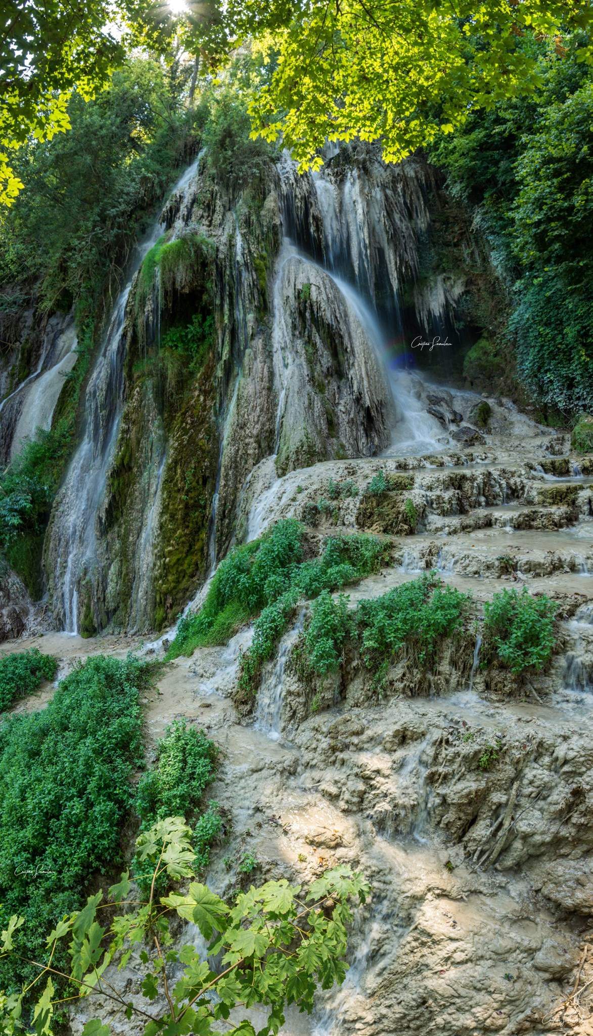 Locul din România care are o cascadă ce nu îngheață niciodată. Are o poveste impresionantă. Tu ai știut de el? / FOTO