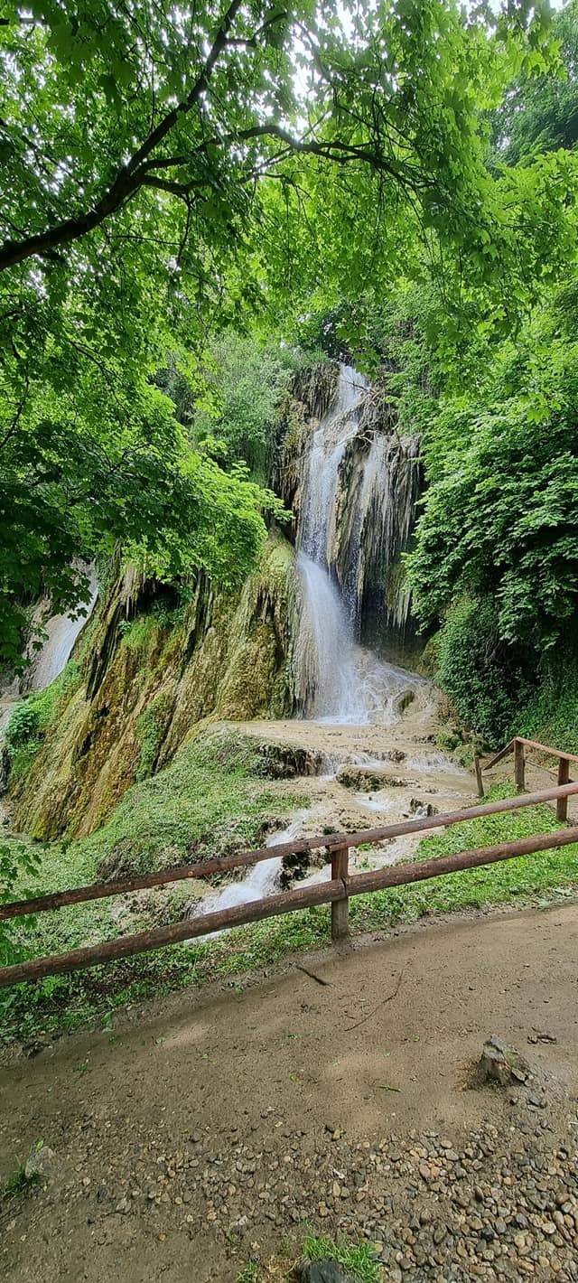 Locul din România care are o cascadă ce nu îngheață niciodată. Are o poveste impresionantă. Tu ai știut de el? / FOTO