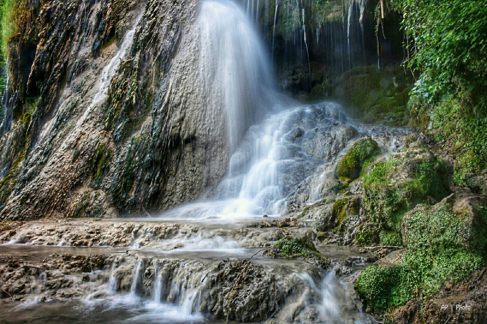 Locul din România care are o cascadă ce nu îngheață niciodată. Are o poveste impresionantă. Tu ai știut de el? / FOTO