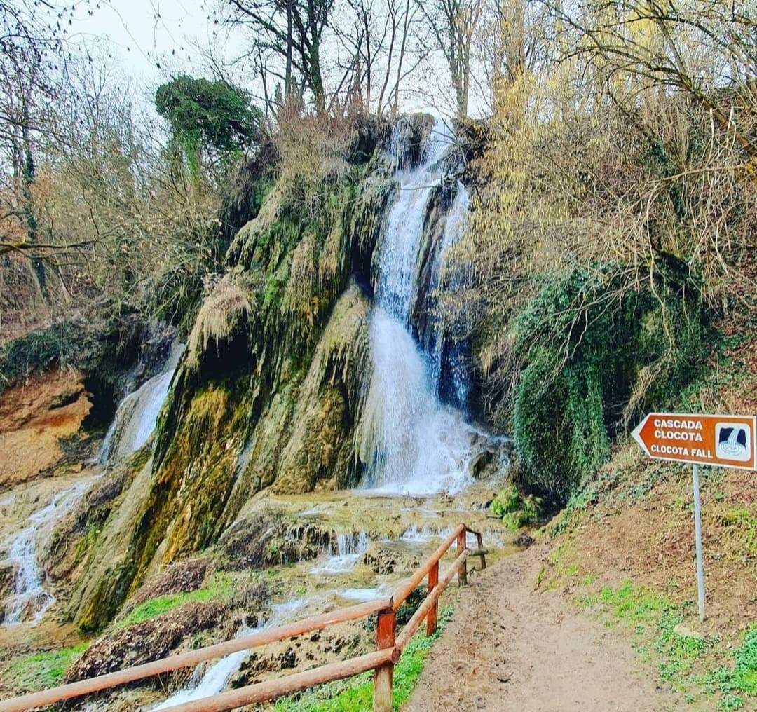 Locul din România care are o cascadă ce nu îngheață niciodată. Are o poveste impresionantă. Tu ai știut de el? / FOTO