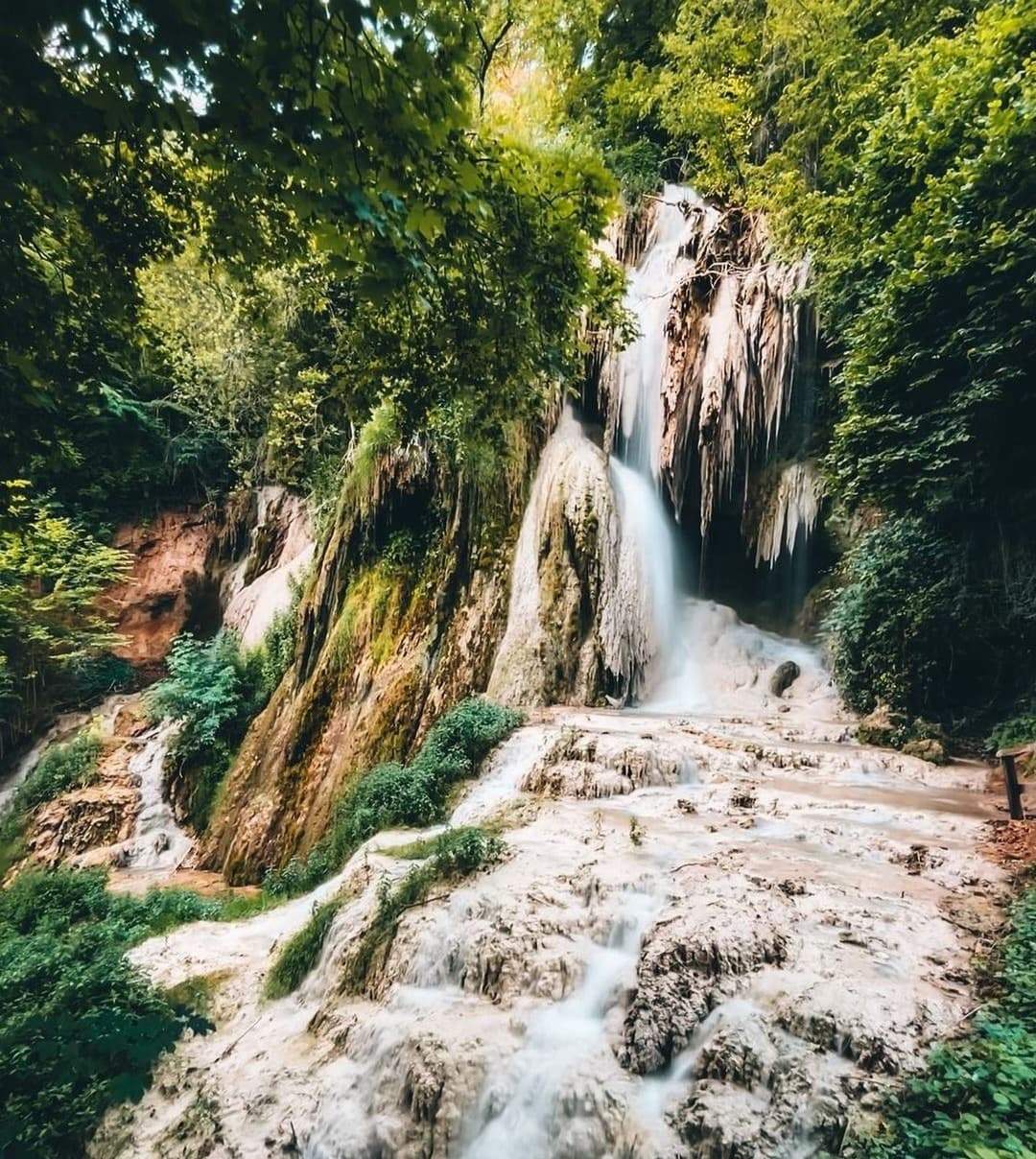 Locul din România care are o cascadă ce nu îngheață niciodată. Are o poveste impresionantă. Tu ai știut de el? / FOTO