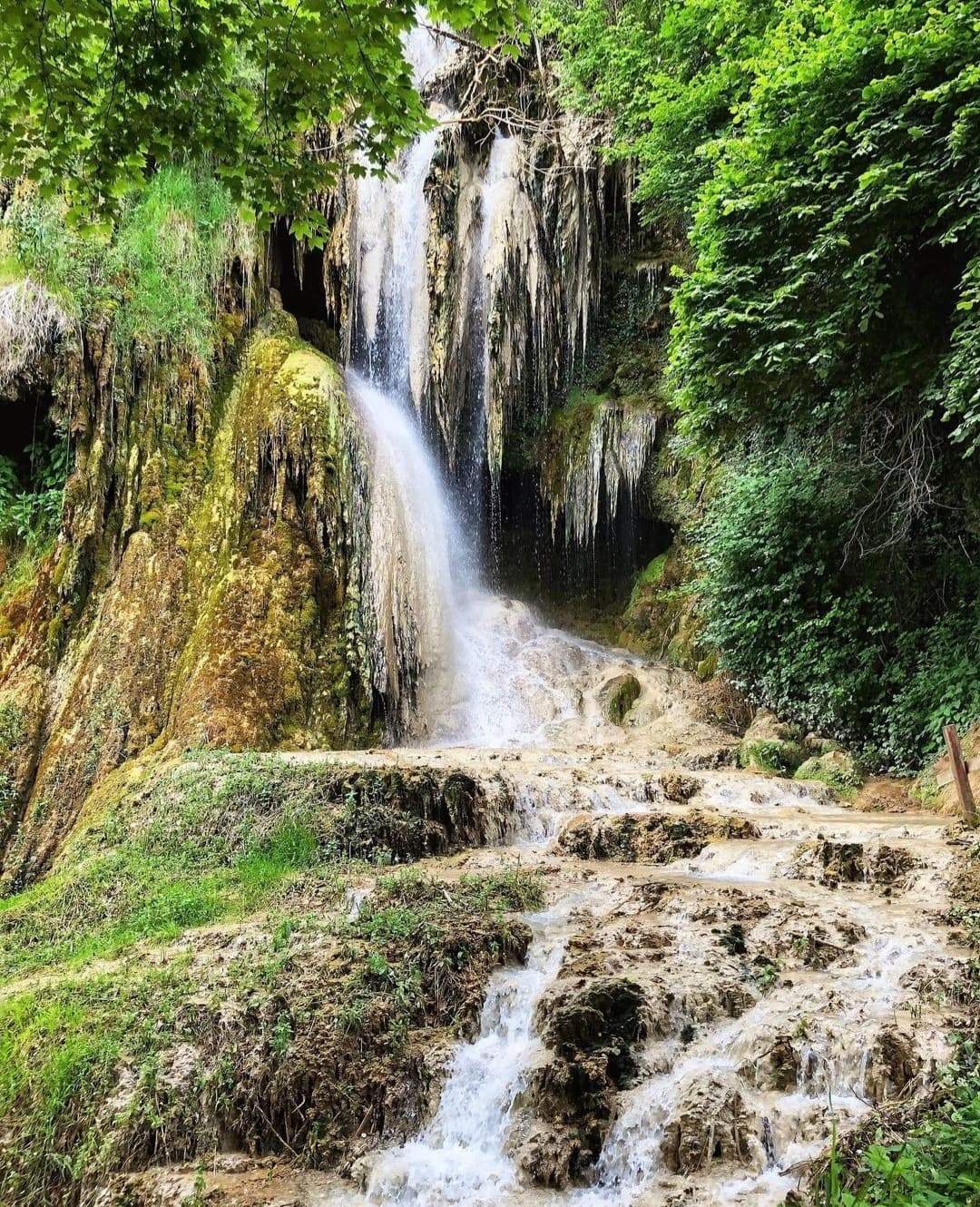 Locul din România care are o cascadă ce nu îngheață niciodată. Are o poveste impresionantă. Tu ai știut de el? / FOTO