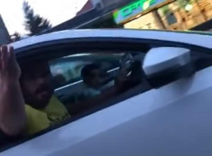 Imagini revoltătoare surprinse pe un drum principal din Brașov. Un copil de 10 ani conducea mașina familiei, fiind ghidat de tatăl său / FOTO 