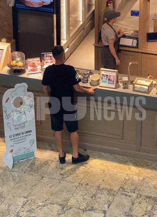 Cum se pregătește Dragoș Grigore înaintea unui meci important. Fotbalistul de la Rapid, surprins la plimbare în mall / PAPARAZZI