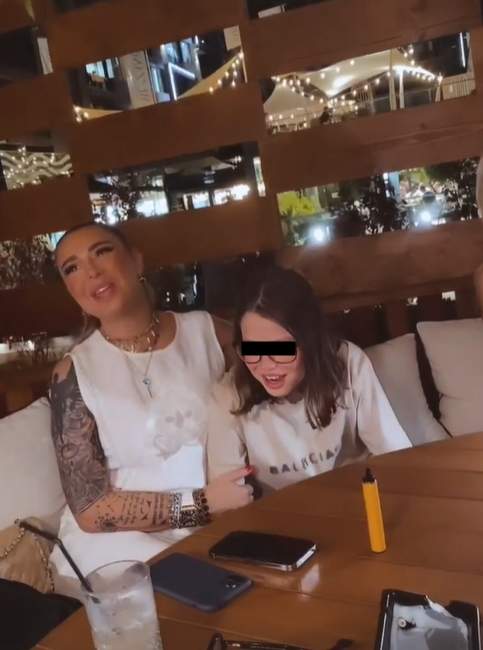 anamaria prodan cu fiul la restaurant