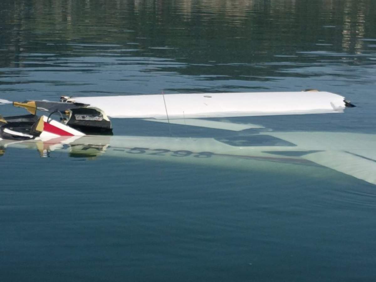 Avion de mici dimensiuni, prăbușit în Lacul Colibița. Două persoane se aflau la bord / FOTO