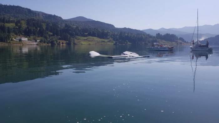 Avion de mici dimensiuni, prăbușit în Lacul Colibița. Două persoane se aflau la bord / FOTO