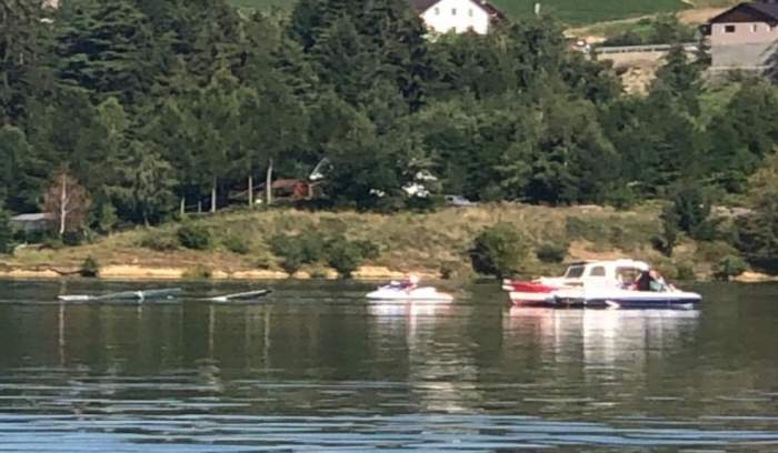 Avion de mici dimensiuni, prăbușit în Lacul Colibița. Două persoane se aflau la bord / FOTO