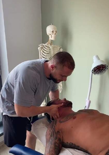 Alex Bodi se confruntă cu dureri cervicale. Ce este chiropractica, tehnica la care apelează pentru a scăpa de ele / FOTO