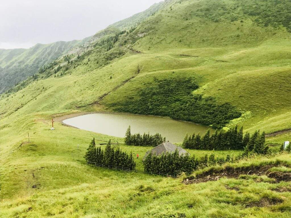 Lacul fără fund din România. Sigur ai auzit de el! Peisajele sunt sălbatice aici, iar turiștii ajung rar / FOTO