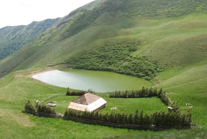 Lacul fără fund din România. Sigur ai auzit de el! Peisajele sunt sălbatice aici, iar turiștii ajung rar / FOTO