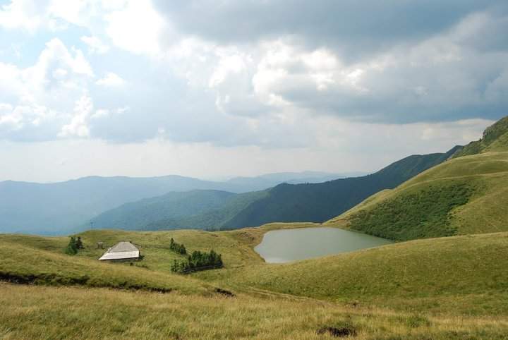 Lacul fără fund din România. Sigur ai auzit de el! Peisajele sunt sălbatice aici, iar turiștii ajung rar / FOTO