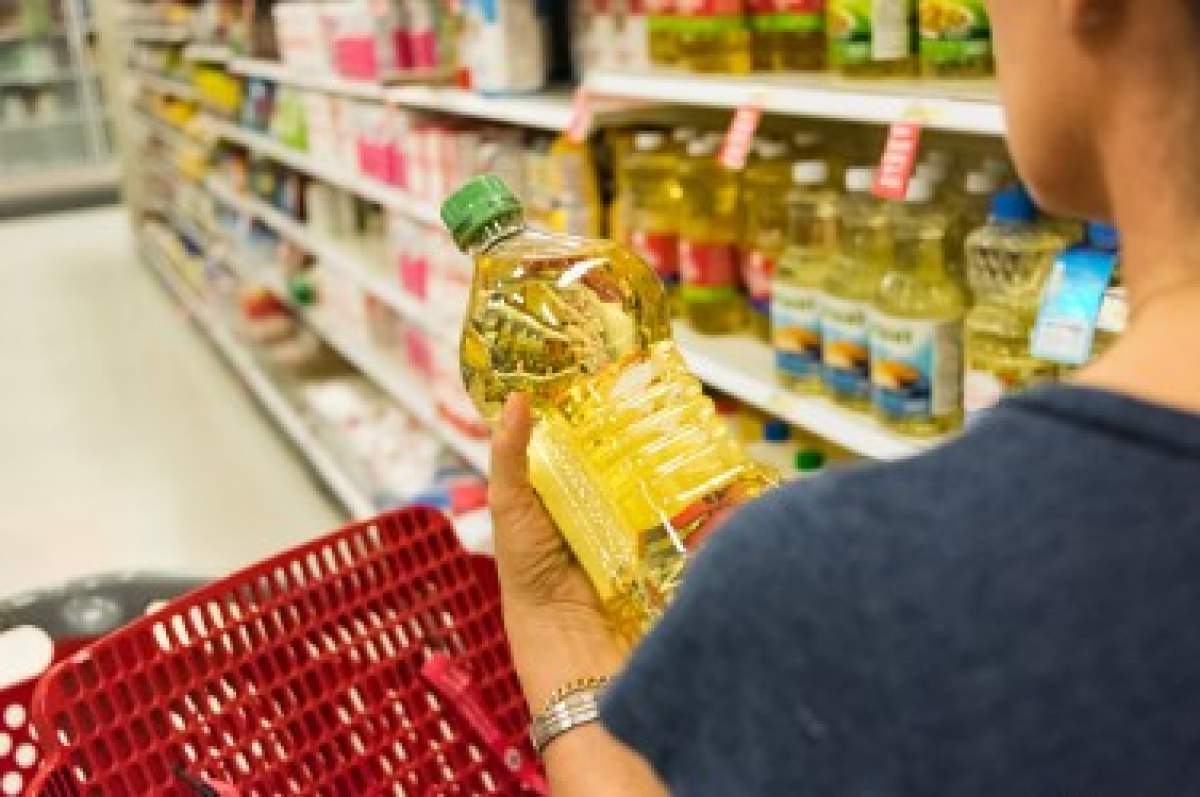 persoană la raionul de ulei în supermarket