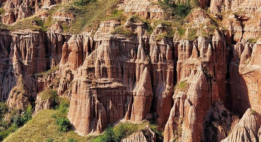 Locul din țara noastră unde găsești „micul canion al României”. Este o rezervație naturală de vis. Tu ai știut de el? / FOTO