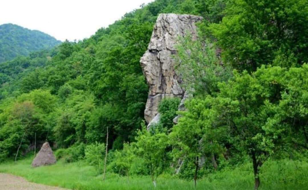 Locul din România unde găsești „stânca cu chip de om”. O lucrare spectaculoasă a naturii / FOTO