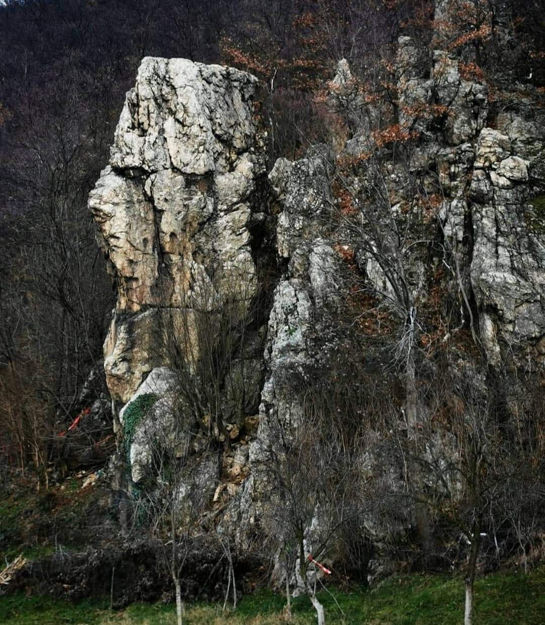 Locul din România unde găsești „stânca cu chip de om”. O lucrare spectaculoasă a naturii / FOTO