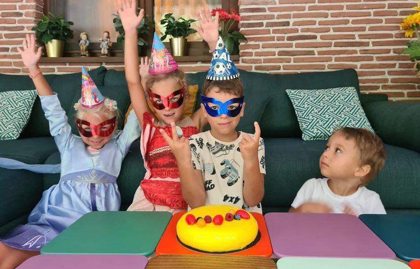 Dublă sărbătoare în familia Mirelei Vaida! Cum și-a surprins prezentatoarea TV cei trei copii / FOTO