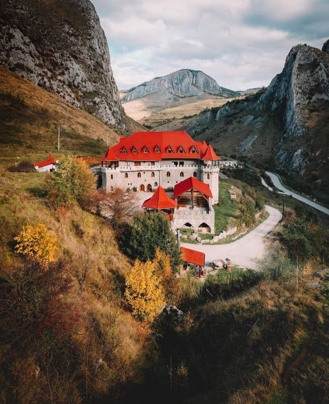 Locul din România care are un castel cu o vechime de aproape 700 de ani. Zona pe care să o vizitezi în această toamnă / FOTO