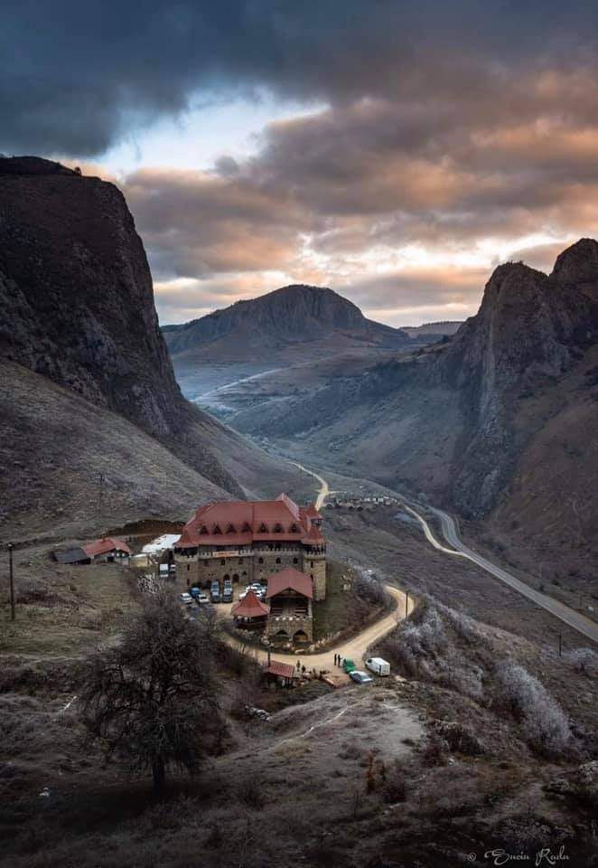 Locul din România care are un castel cu o vechime de aproape 700 de ani. Zona pe care să o vizitezi în această toamnă / FOTO