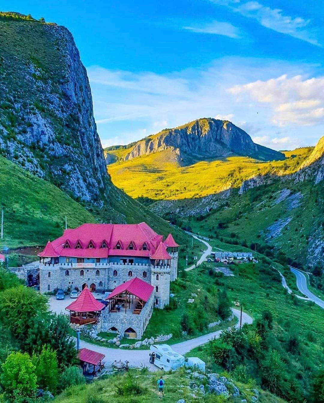 Locul din România care are un castel cu o vechime de aproape 700 de ani. Zona pe care să o vizitezi în această toamnă / FOTO