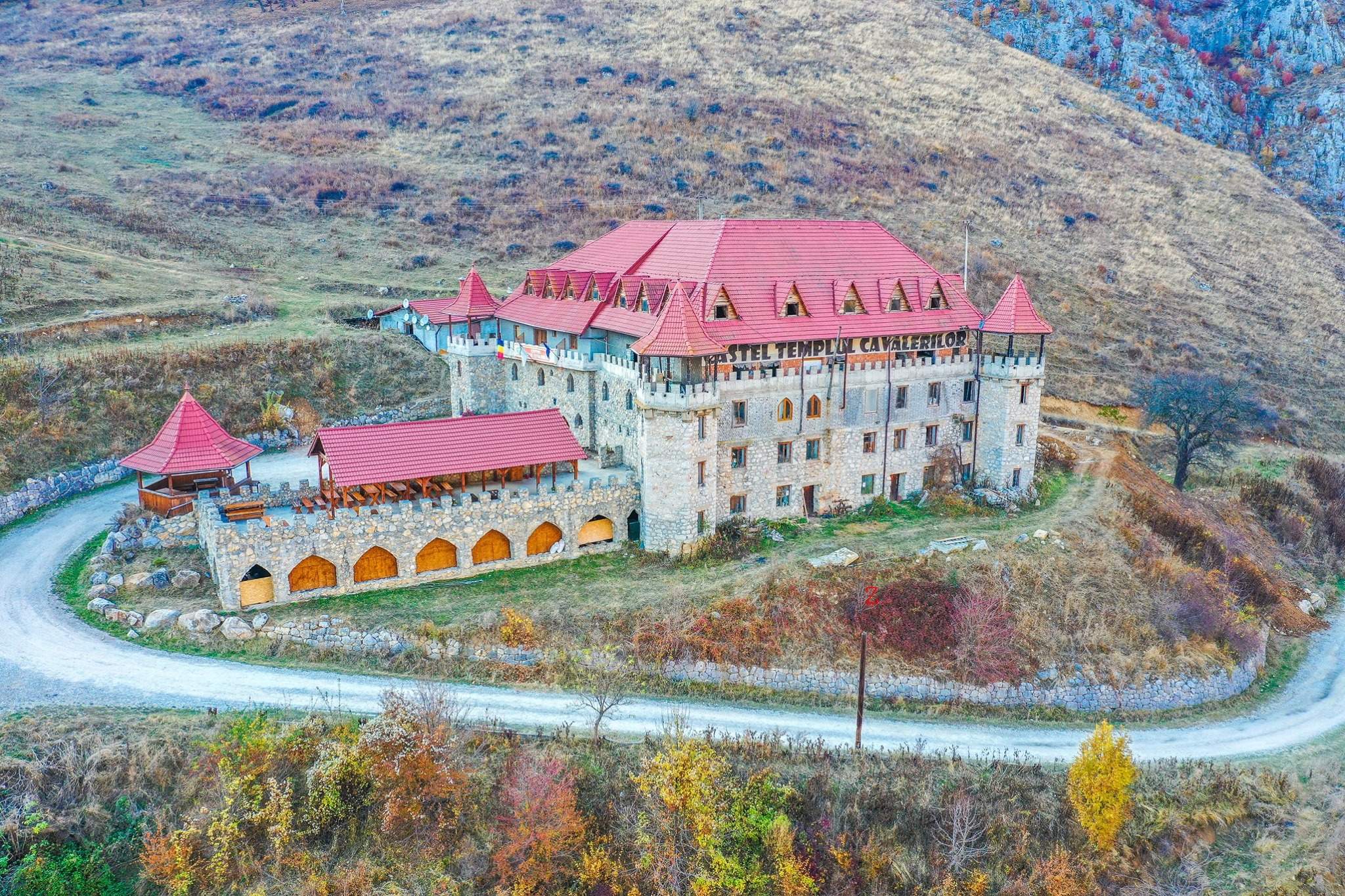 Locul din România care are un castel cu o vechime de aproape 700 de ani. Zona pe care să o vizitezi în această toamnă / FOTO