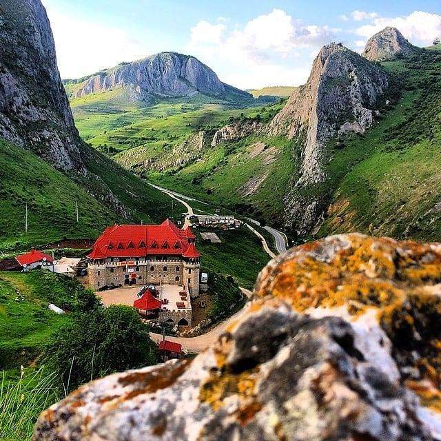 Locul din România care are un castel cu o vechime de aproape 700 de ani. Zona pe care să o vizitezi în această toamnă / FOTO