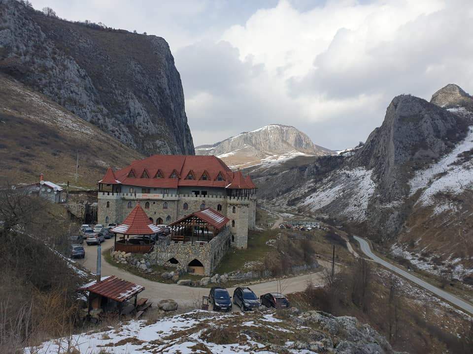 Locul din România care are un castel cu o vechime de aproape 700 de ani. Zona pe care să o vizitezi în această toamnă / FOTO