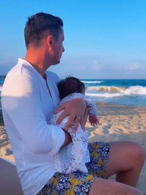 Denisa Filcea și Flick, prima vacanță la mare alături de fiica lor! Imagini emoționante de pe plajă: ”A atins nisipul cu piciorușele”
