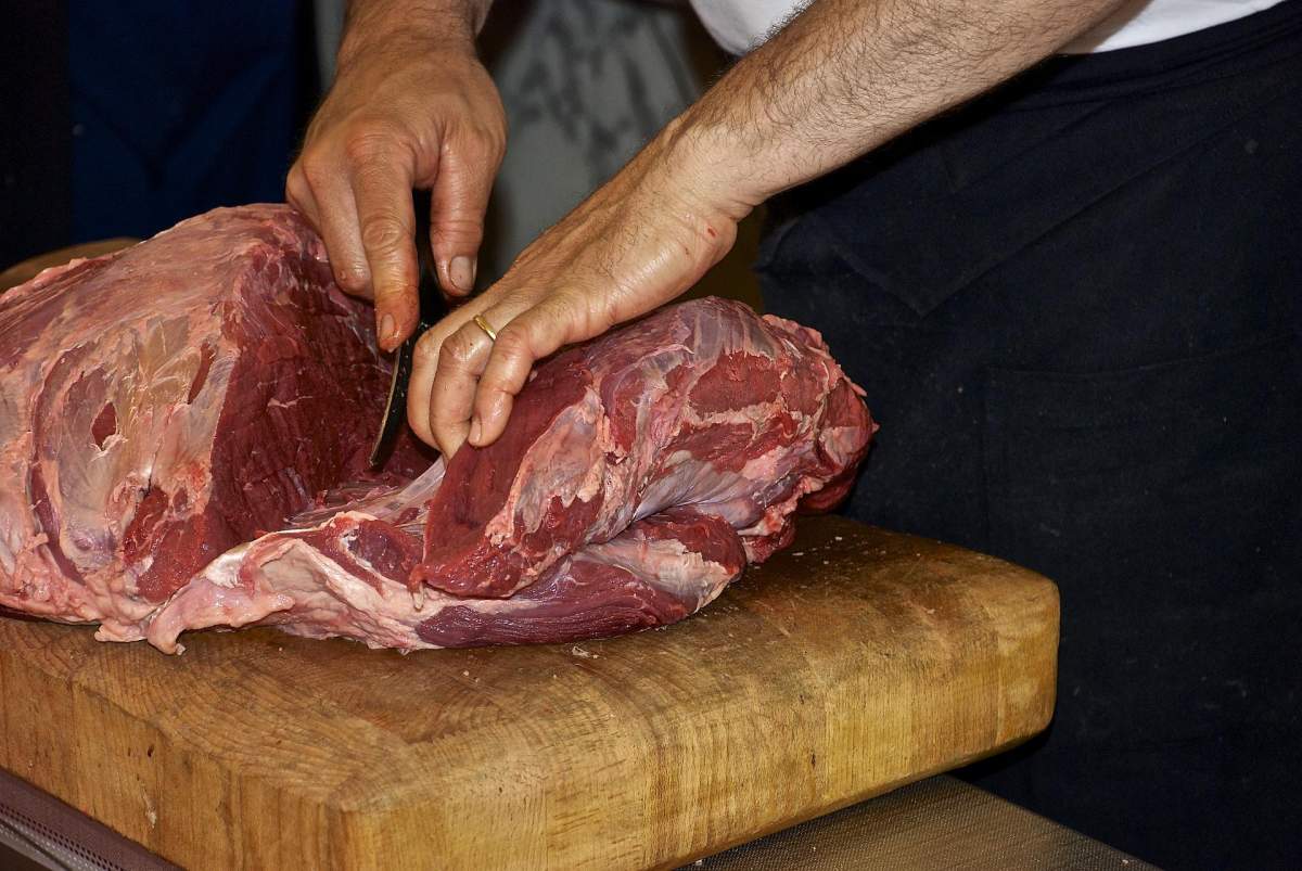 Descoperire uluitoare pe litoralul românesc. Autoritățile au găsit carne expirată de trei ani care urma să ajungă pe mesele clienților