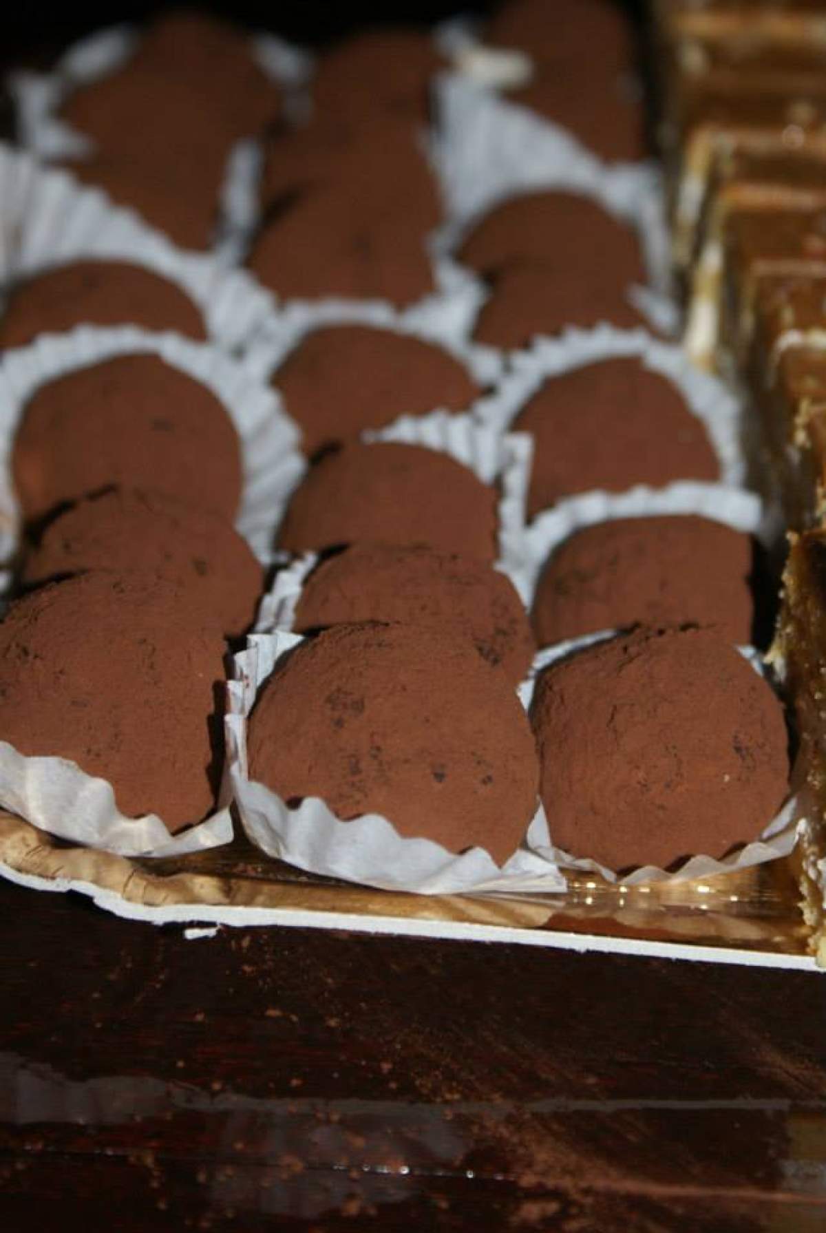 Rețetă de trufe raw cu vișine și ciocolată. Un desert rapid, gustos, dar și sănătos