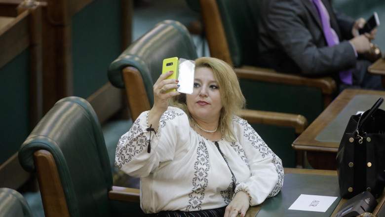 Diana Șoșoacă surprinsă în Parlamentul României, îmbrăcată cu haine tradiționale, în timp ce face live
