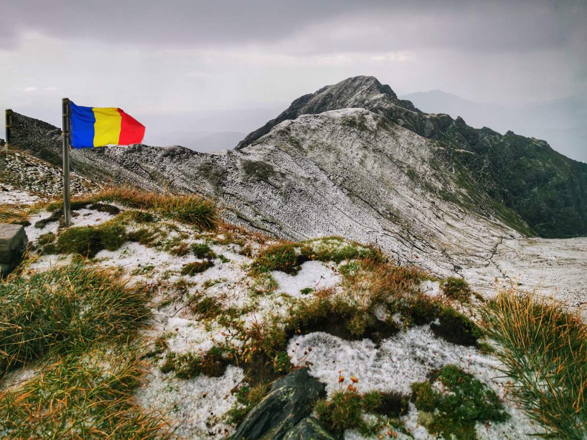 Ninsoare în prima zi de toamnă. În ce zonă a României s-a așternut primul strat de zăpadă / FOTO