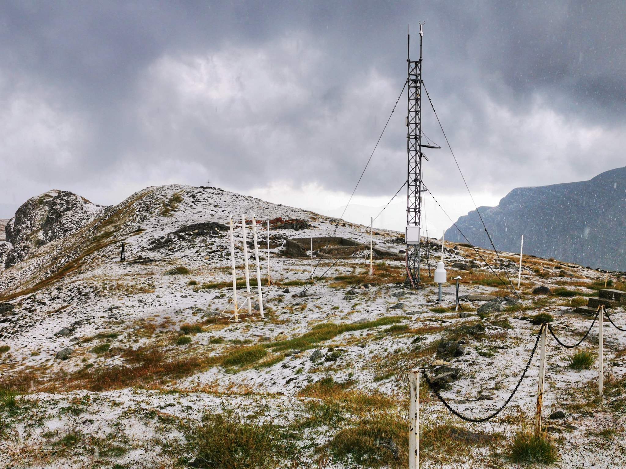 Ninsoare în prima zi de toamnă. În ce zonă a României s-a așternut primul strat de zăpadă / FOTO