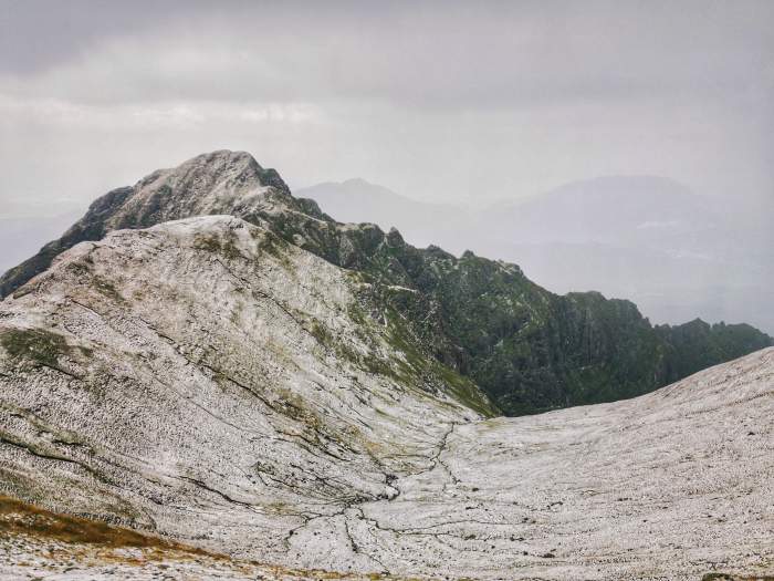 Ninsoare în prima zi de toamnă. În ce zonă a României s-a așternut primul strat de zăpadă / FOTO