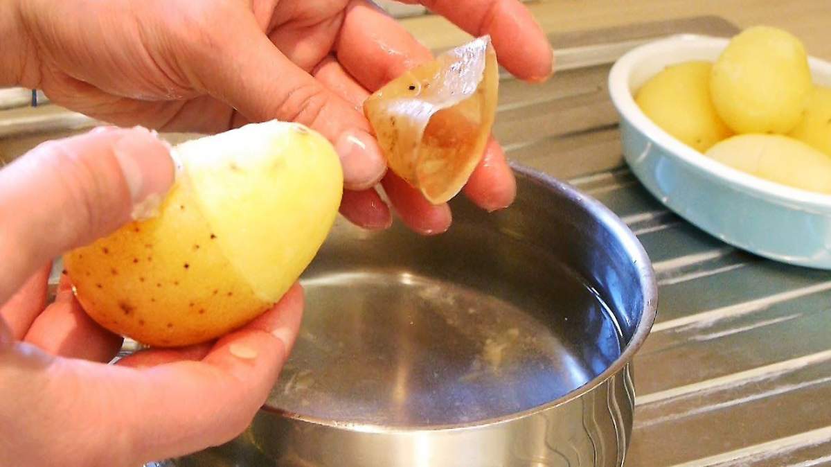 Cum să decojești rapid cartofii fierți în coajă. Cel mai folositor truc în bucătărie