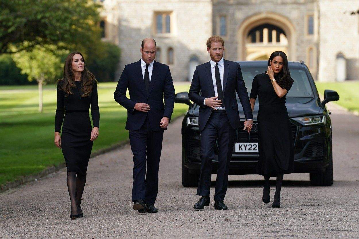 Prințul William, Harry și soțiile lor, prima apariție împreună după scandal, la Windsor. I-au adus un ultim omagiu Reginei Elisabeta / VIDEO