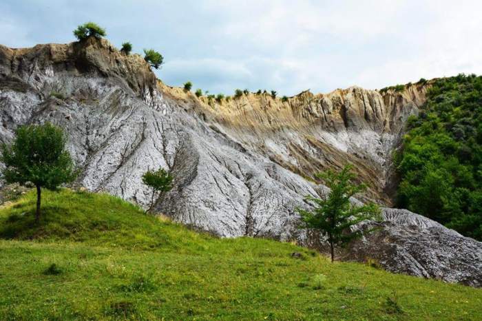 Județul din România unde se găsește Muntele de chihlimbar
