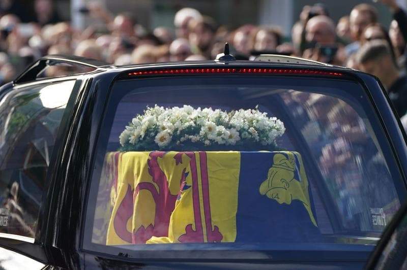 Cortegiul funerar al Reginei Elisabeta a ajuns la Catedrala St. Giles. Sicriul va rămâne aici 24 de ore