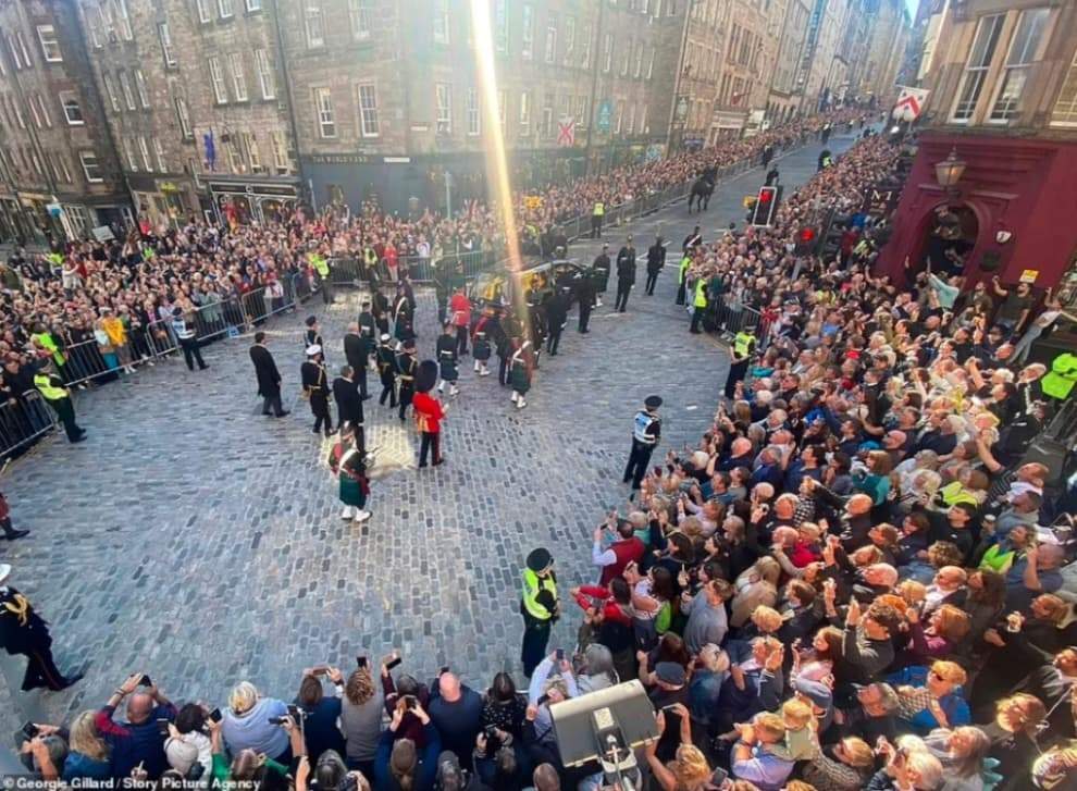 Semn divin, apărut în timpul cortegiului funerar al Reginei Elisabeta. Ce s-a văzut deasupra sicriului / FOTO