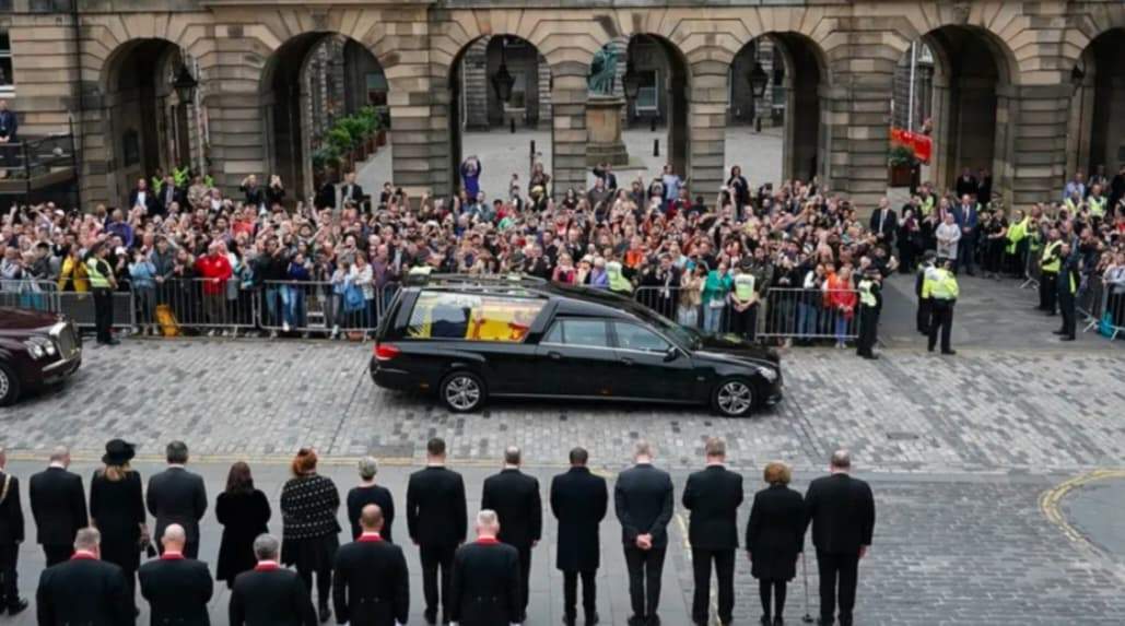 Semn divin, apărut în timpul cortegiului funerar al Reginei Elisabeta. Ce s-a văzut deasupra sicriului / FOTO