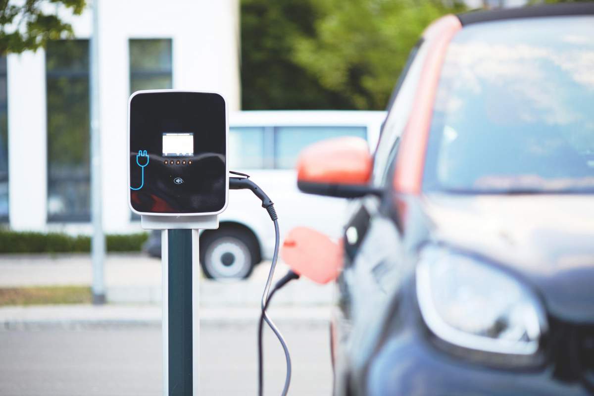 Crește costul încărcării mașinilor electrice. Cât vor fi nevoiți să plătească șoferii pentru un kilowatt