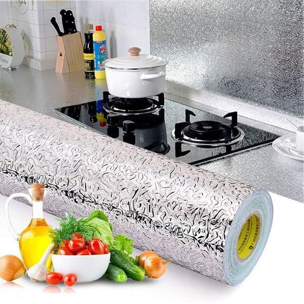 Trucul cu folie de aluminiu pentru o chiuvetă curată