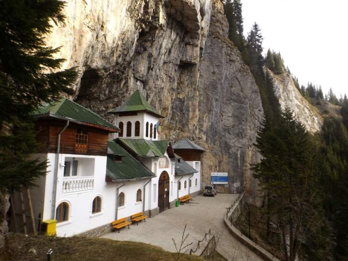 Locul din România unde găsești apă tămăduitoare și bolovanul dorințelor. Ce povești ascunde peștera / FOTO